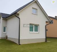 Ein Einfamilienhaus in Kľačno mit einer einfachen Fassade und einem Schrägdach.