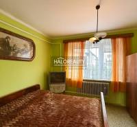 Schlafzimmer in einem Einfamilienhaus mit Bett, Bild, Schrank und Fernseher.