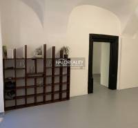 Innenraum eines Büros mit Gewölbedecken und einer Holzbibliothek.