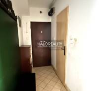 Eingangsflur einer 3-Zimmer-Wohnung mit Fliesen und Möbeln.