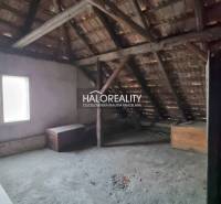 Küche eines Einfamilienhauses mit Holzboden und Esstisch.