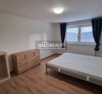 Wohnzimmer eines Einfamilienhauses mit Holzboden und orientalischem Teppich.