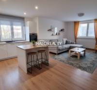 Der Dachboden eines Einfamilienhauses mit alter Holzdachkonstruktion in Poprad.