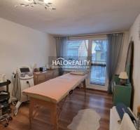 Einfamilienhaus mit offener Küche und Wohnzimmer, Boden mit Holzdekor.