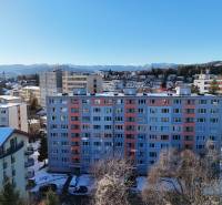 Winterpanorama von Banská Bystrica von der Straße Horná mit Blick auf Wohnhäuser.