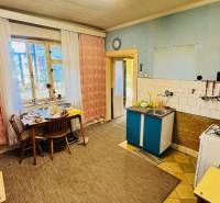 Küche in einem Einfamilienhaus mit Esstisch, Gasherd und Spüle.