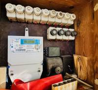 Elektrischer Verteilerkasten im Einfamilienhaus mit Sicherungen und Stromzähler.