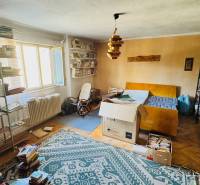 Bibliothek und Möbel im Zimmer eines Einfamilienhauses mit Holzboden.