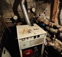 Heizraum im Einfamilienhaus mit Messgeräten und einem Stahlkamin.