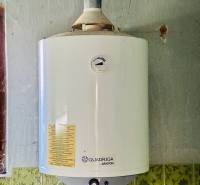 Quadriga Ariston Boiler an der Wand in einem Einfamilienhaus.