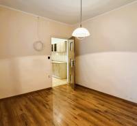 Ein Zimmer in einer 3-Zimmer-Wohnung mit einem Boden in Holzoptik, Blick in die Küche.