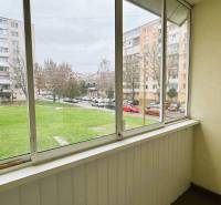 Ein verglaster Balkon mit Blick auf das Wohngebiet und das Grün in der Kutnohorská-Straße in Trebišov.