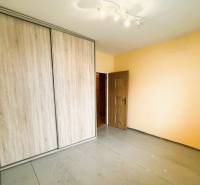 Das Zimmer enthält einen Einbauschrank und einen Boden mit Holzdekor in einer 3-Zimmer-Wohnung.