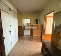 Der Flur in der 3-Zimmer-Wohnung mit Holzelementen und weißen Elementen an den Wänden.