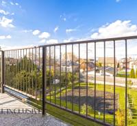 Blick von der Terrasse eines Einfamilienhauses in Dunajská Streda auf den Garten und die Nachbarhäuser.