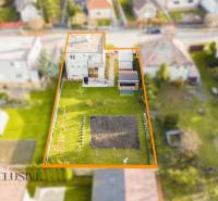 Ein Einfamilienhaus in Dunajská Streda mit einem großen Garten und einem gepflegten Hof.