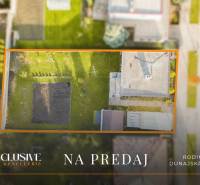 Luftaufnahme eines Einfamilienhauses in Dunajská Streda mit gepflegtem Garten und Terrasse.
