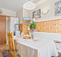 Esszimmer in einem Einfamilienhaus mit Holzelementen, Blumendekoration und servierten Erfrischungen.