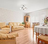 Wohnzimmer in einem Einfamilienhaus mit Holzboden und bequemen Möbeln.