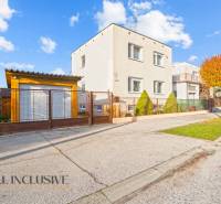 Ein Einfamilienhaus in Dunajská Streda, davor ein gepflegter Vorgarten und ein Metallzaun.