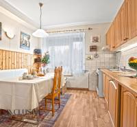 Küche in einem Einfamilienhaus mit Holzboden und Esstisch.