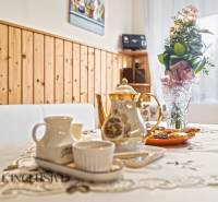 Teeservice auf dem Tisch, Blumen in der Vase, belegter Teller im Einfamilienhaus.