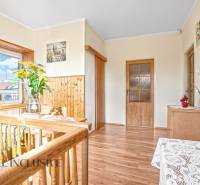 Innenraum eines Einfamilienhauses mit Holzboden, Geländer und Dekorationen.