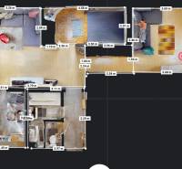 Grundriss einer 3-Zimmer-Wohnung mit Einrichtung und Boden in Holzoptik.