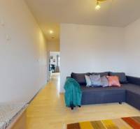 Wohnzimmer mit Ecksofa, Boden mit Holzdekor, 3-Zimmer-Wohnung.