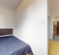 Schlafzimmer mit Bett und Holzboden in einer 3-Zimmer-Wohnung.