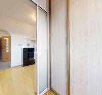 Innenraum einer 3-Zimmer-Wohnung mit Holzboden und Eingang zum Flur.