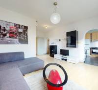 Wohnzimmer in einer 3-Zimmer-Wohnung mit Sofa, Bild und Holzboden.