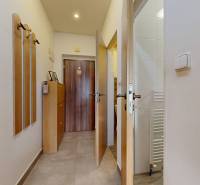 Flur mit Garderoben und Schrank in einer 3-Zimmer-Wohnung mit Keramikfliesen.