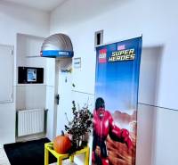 Büros mit Lego Superhelden-Dekoration, Pflanze und Kürbis an der Wand.