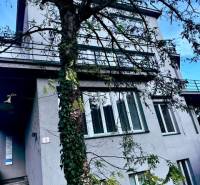 Das Gebäude in der M.R. Štefánika-Straße in Trenčín, mit Büros, umgeben von Bäumen.