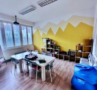 Buntes Büro mit Holzboden, Tisch und Stühlen. Eine großartige Arbeitsumgebung.