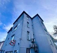 Ein Bürogebäude in der M.R. Štefánika Straße in Trenčín unter blauem Himmel.