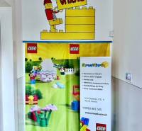 Ein Ständer mit LEGO-Motiv in den Büros auf der M.R. Štefánika in Trenčín.
