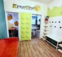 Buntes Bürointerieur mit Holzboden und kreativem Eingangsgestaltung.