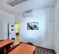 Büros mit Holzboden, Tische und Stühle, Wandbild.