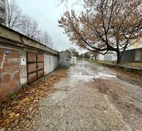 Garagen in der Priekopy-Straße in Bratislava-Ružinov mit Graffiti und herbstlicher Atmosphäre.