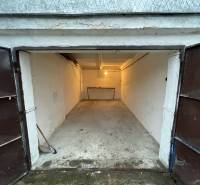 Offene Garage in Priekopy in Bratislava - Ružinov, mit Betonboden und Stirntisch.