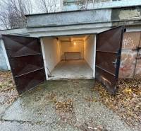 Offene Garagen in der Priekopy-Straße in Bratislava - Ružinov, umgeben von Herbstlaub.