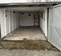 Offene Garagen in der Prístavná-Straße in Bratislava - Ružinov mit freiem Betonboden.