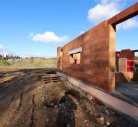 Ein im Bau befindliches Einfamilienhaus in der Drieňová-Straße in Nitra mit Ziegelkonstruktion und Baumaterial.