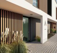 Einfamilienhaus in der Drieňová-Straße in Nitra, Eingang mit Holzdekor und Fliesen.