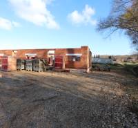 Der Bau eines Einfamilienhauses in der Drieňová-Straße in Nitra, unvollendete Ziegelwände in der Natur.