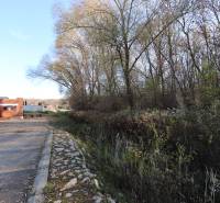 Der Bau eines Einfamilienhauses in Nitra in der Drieňová-Straße, umgeben von Natur und Bäumen.