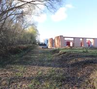 Ein im Bau befindliches Einfamilienhaus in der Drieňová-Straße in Nitra, umgeben von Bäumen und Natur.