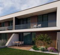 Ein Einfamilienhaus in Piešťany mit verglastem Balkon und Terrasse im grünen Garten.